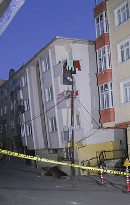 Gaziosmanpaşa'da 5 katlı bina yan yattı