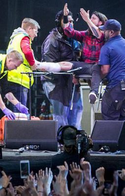 Sahnede ayağını kırdı şovuna devam etti