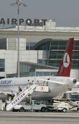 Atatürk Havalimanı'na yıldırım düştü: 1 yaralı