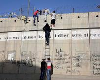 Filistinli gençleri utanç duvarı durduramadı