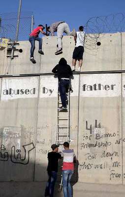 Filistinli gençleri "utanç duvarı" durduramadı