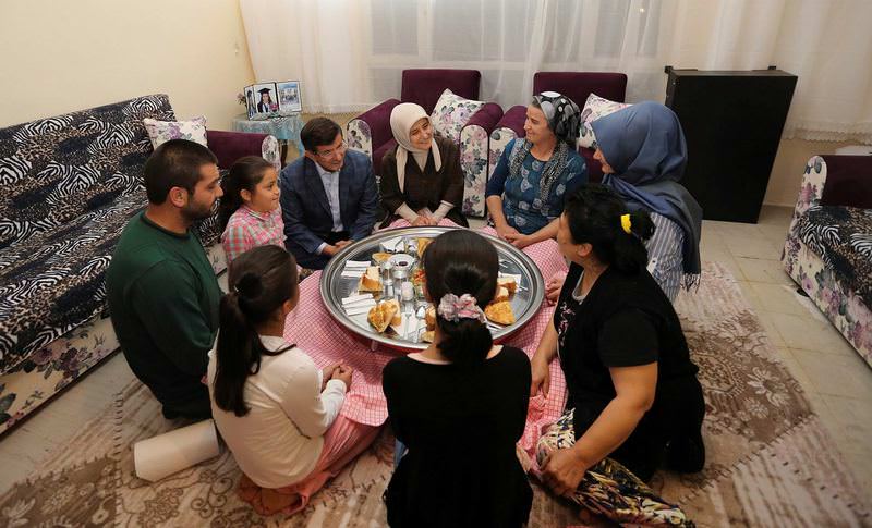 Başbakan'dan sürpriz iftar ziyareti