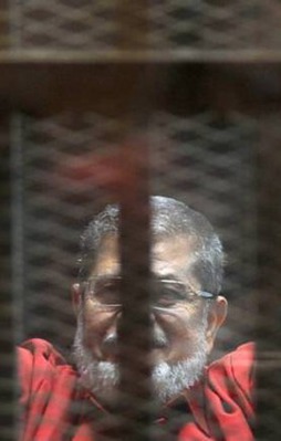 Mursi ilk kez idam mahkumu kıyafetiyle!