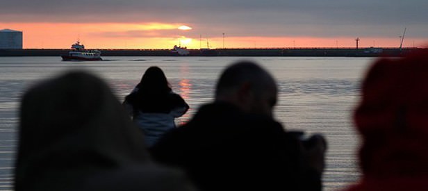 Batmayan güneş İzlandalı Müslümanları ikiye böldü