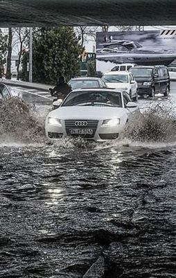 İstanbul'da sağanak trafiği felç etti