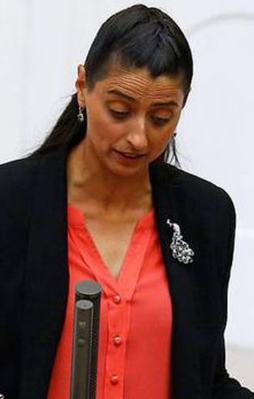 Türkçe bilmeyen Feleknas Uca yemin etti