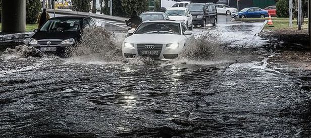 İstanbul’da sağanak trafiği felç etti