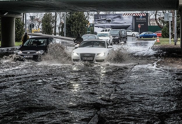 İstanbul'da sağanak trafiği felç etti