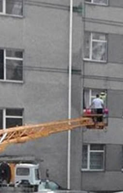 Çocuğunu görmek için vinç kiraladı