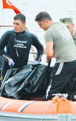 Eşine kızıp denize atladı