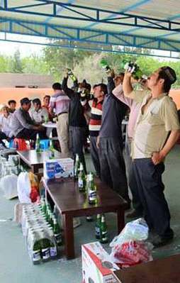 Uygurlara ramazanda zorla içki içirildi