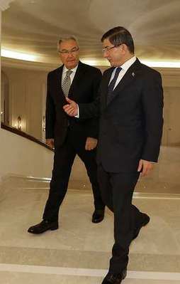 Davutoğlu Baykal ile görüştü