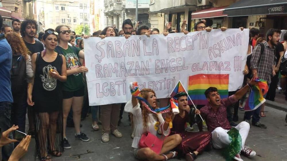 Eşcinsel yürüyüşte 3 aylara hakaret!
