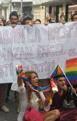 Eşcinsel yürüyüşte 3 aylara hakaret!