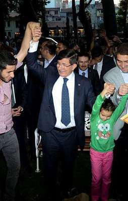 Davutoğlu gençlerle horon tepti