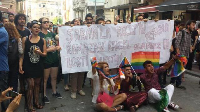 LGBT pankartına suç duyurusu