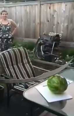 Kılıç ile karpuzu kesmek istedi ama...