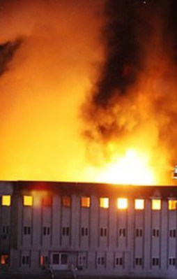 İzmir'de yağ fabrikası yandı