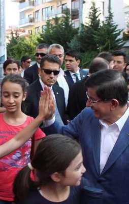 Başbakan Davutoğlu'na çocuklardan sevgi seli