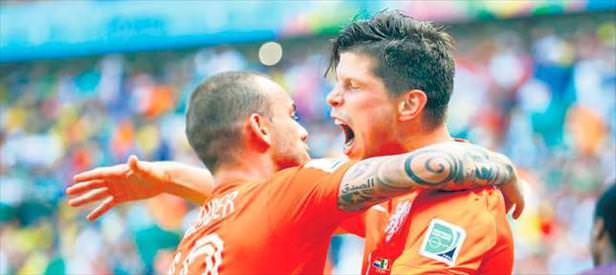 Sneijder Huntelaar’ı getiriyor!