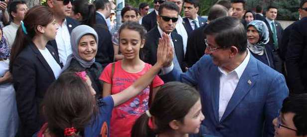 Başbakan Davutoğlu’na çocuklardan sevgi seli