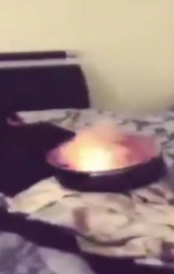 Uyuyan arkadaşa patlayıcı ile eşek şakası