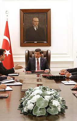 Davutoğlu ekonomi kurmaylarıyla buluştu