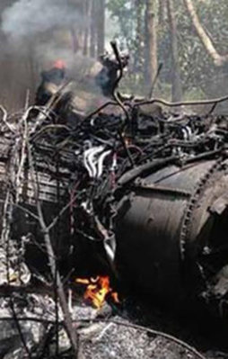 F-16 ile yolcu uçağı havada çarpıştı