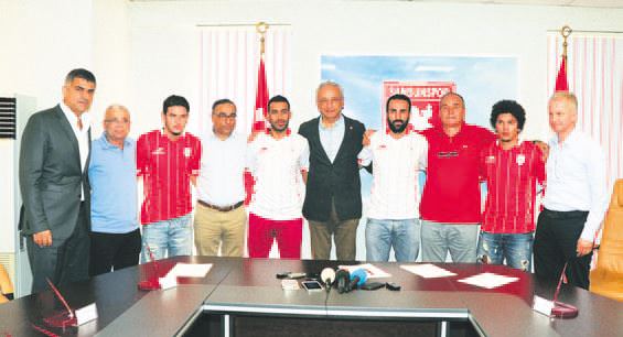 Samsunspor 4 futbolcuya imza attırdı