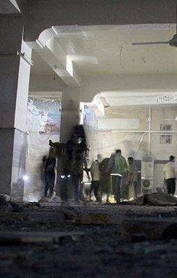 Halep'te camiye 'varil bombalı' saldırı