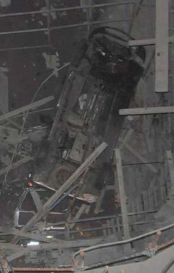 Otomobille metro inşaatına düştü