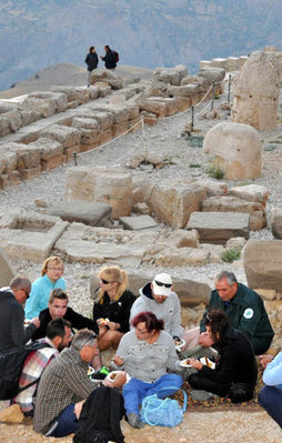 Turistler Nemrut'ta iftar sofrasında