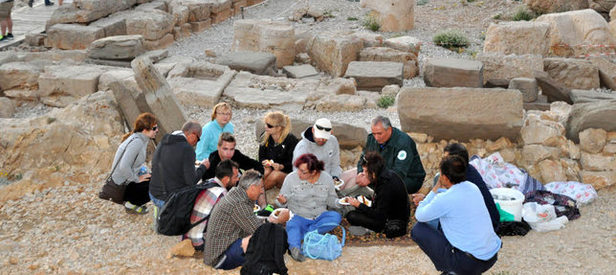 Turistler Nemrut’ta iftar sofrasında