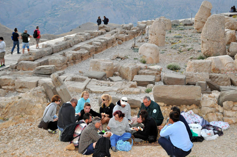 Turistler Nemrut'ta iftar sofrasında