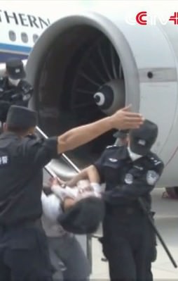 Uygur Türkleri başlarına çuval geçirilerek Çin’e getirildi