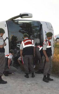 Niğde'de otobüs devrildi: 25 yaralı