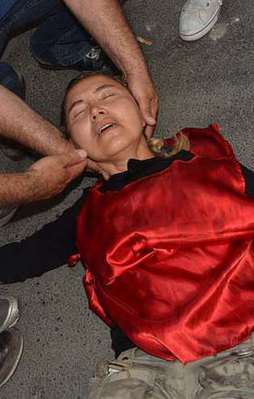 DİSK'e bağlı işçiler çaycı kadını dövdü