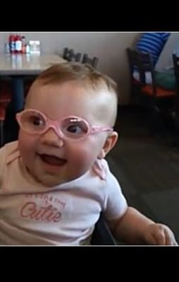 İlk defa net gören sevimli bebek