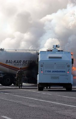Teröristler yol kesip iş makinesi yaktı
