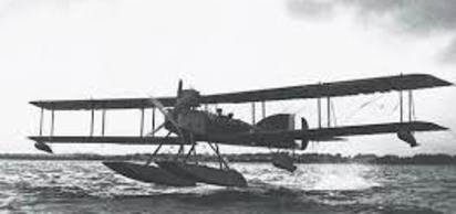 Pilot Glenn H. Curtiss ilk deniz uçağını uçurdu.
