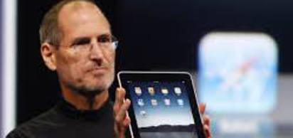 Apple'ın patronu Steve Jobs, aylardır beklenen taşınabilir bilgisayar ve akıllı telefon arası çok fonksiyonlu tablet bilgisayarı iPad'i tanıttı.
