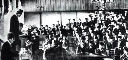 Mustafa Kemal Paşa, TBMM'nin yeni çalışma dönemini açtı. Mustafa Kemal'in açış konuşmasını mecliste dinleyiciler balkonundan izleyen Latife Hanım, meclise gelen ilk kadın oldu.
