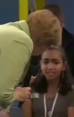 Angela Merkel Filistinli çocuğu ağlattı