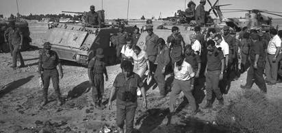 Yom Kippur Savaşı: İsrail askerleri Süveyş Kanalı'nın batı yakasından çekildiler.