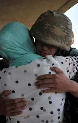 Suriye sınırındaki Mehmetçik'e bayram sürprizi