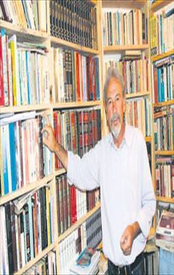 Köydeki evini kütüphane yaptı