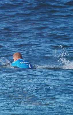 Şampiyon sörfçü köpekbalığı saldırısına uğradı