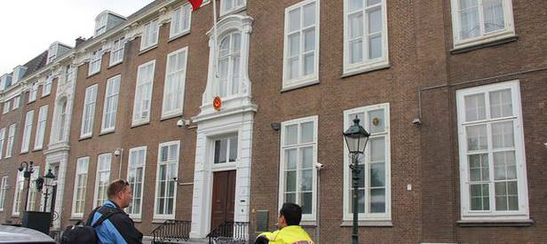 Hollanda’da Türkiye Büyükelçiliği’ne saldırı