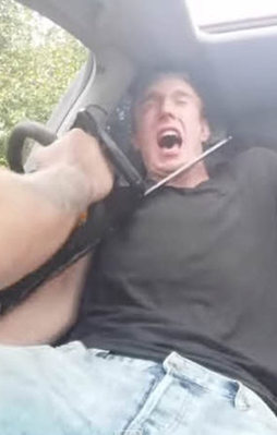 Boğazına dayanmış testere ile uyandı