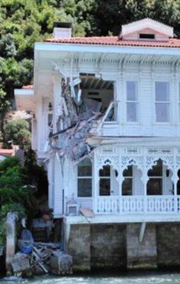 Tarihi yalıya gemi çarptı